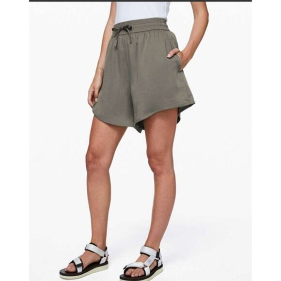 Lululemon Feeling Femme Short 5.5" Grey Sage W7ATYS Size 4 - Picture 1 of 6